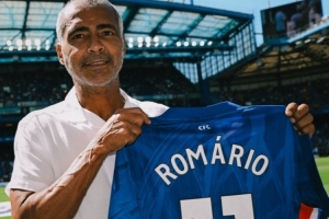 大乐透开奖结果-罗马里奥造访斯坦福桥并获赠11号球衣，切尔西官推：足球偶像！